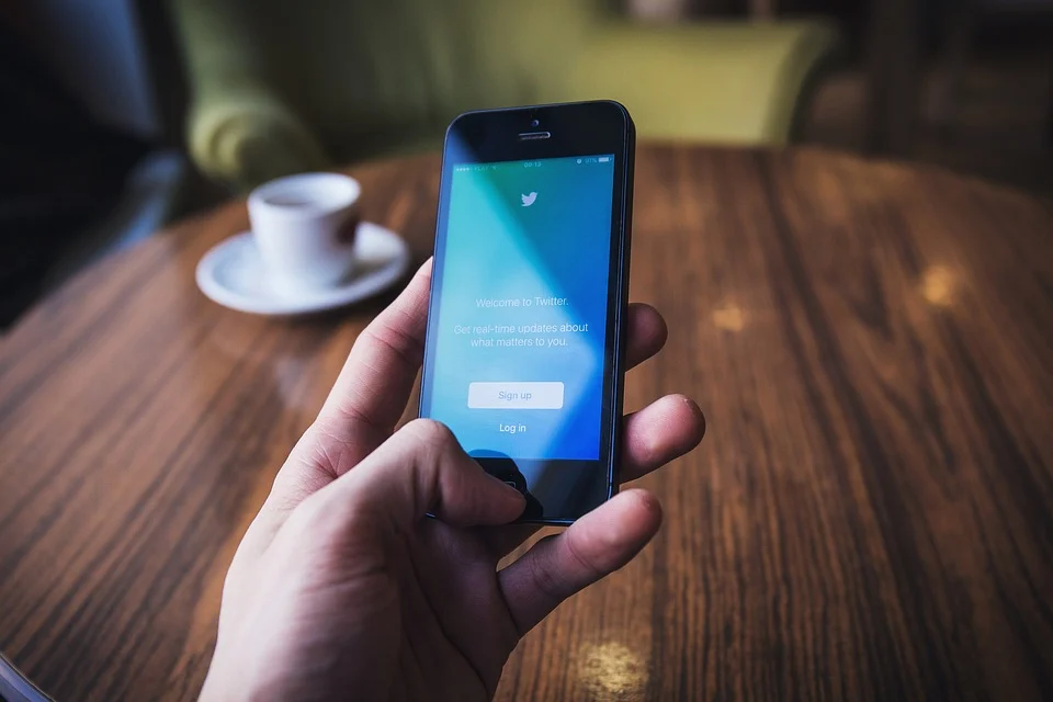 Twitter suspende cuentas afines al gobierno de AMLO